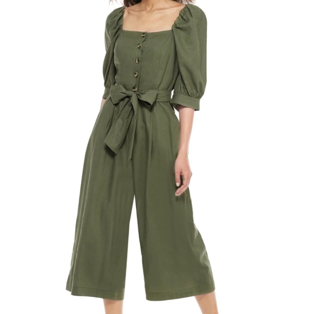 Gal meets glam jumpsuit in excellent condition, no tag, never worn.